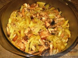 Картофель "Идеал": Выложить картофель с грибами в огнеупорную форму и поставить в горячую (180 градусов) духовку на 15-20 минут. Затем переложить картофель с грибами на блюдо и сразу же подать на стол.  К картофелю с грибами можно приготовить салат из свежих овощей.