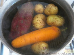 Винегрет с солеными грибами: Как приготовить винегрет с грибами:    Помыть картофель, свеклу и морковь. Сварить до готовности в мундире. Охладить и очистить.