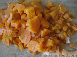 Винегрет с солеными грибами: Морковь нарезать кубиками.