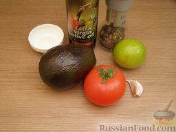 Быстрый салат с авокадо и помидорами: Подготовить продукты для салата с авокадо и помидорами.