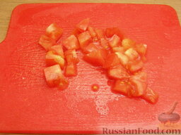 Быстрый салат с авокадо и помидорами: Как приготовить салат из авокадо с помидорами:    Помидоры нарезать кубиками.