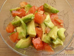 Быстрый салат с авокадо и помидорами: Смешать авокадо и помидор, залить заправкой.