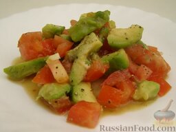 Быстрый салат с авокадо и помидорами: Подавать салат с авокадо и помидорами охлажденным. Приятного аппетита!