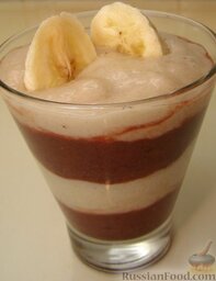 Смузи вишнево-банановый: Можно украсить смузи ломтиками банана или вишней.    Вишнево-банановый смузи готов. Приятного аппетита.