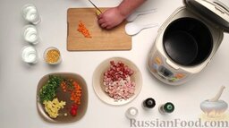 Гороховый суп (в мультиварке): Как приготовить гороховый суп в мультиварке:    Нарезать кубиками охотничьи колбаски, копченую свиную шейку.  Нарезать кубиками морковь, картофель.  Мелко нарезать лук-порей и перец чили.