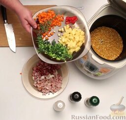 Гороховый суп (в мультиварке): Добавить морковь, картофель, лук-порей и перец чили.