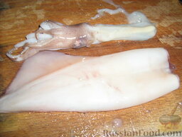 Кольца кальмаров жареные: Отрезать щупальца от тушки, вырезать среднюю твердую часть, где находятся глаза и рот. Из тушки вынуть прозрачный 
