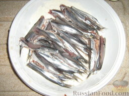 Рыба (сардины,килька) маринованная (In saor): Как приготовить маринованные сардины:    Рыбки моем, вынимаем кишечник. Отрываем голову и вынимаем хребет. Хвостики оставляем.