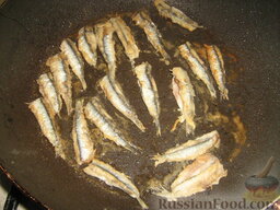 Рыба (сардины,килька) маринованная (In saor): Рыбешки обваливаем в муке и обжариваем на растительном масле. Откладываем рыбку в сторону.