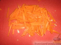Лапша соевая с курицей и овощами: Морковь чистим и нарезаем тонкими брусочками или натираем на терке для морковки по-корейски.