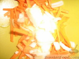 Лапша соевая с курицей и овощами: Лук нарезаем кубиками, и лучше его не смешивать с морковью (ошиблась и пришлось потом отделять).