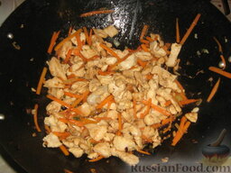 Лапша соевая с курицей и овощами: Добавляем морковь и тоже обжариваем.