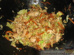 Лапша соевая с курицей и овощами: Добавляем капусту, немного солим и даем потушиться 5 мин.