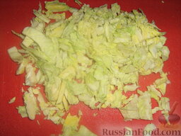 Лапша соевая с курицей и овощами: Капусту (у меня савойская) режем тонко.