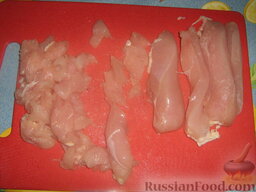 Лапша соевая с курицей и овощами: Грудку курицы режем на тонкие ломтики-прямоугольнички.