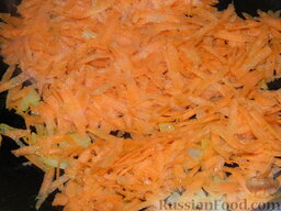 Котлеты чечевичные: Морковь очистить, натереть на крупной терке, добавить к луку, протушить вместе 3-5 минут.