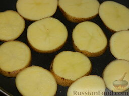 Картофельная запеканка  с помидорами "Серпантин": Приготовление картофельной запеканки с помидорами.    Картофель тщательно вымыть и нарезать кружочками толщиной 5 мм.