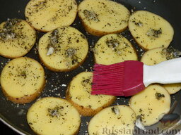 Картофельная запеканка  с помидорами "Серпантин": Смазать обильно пикантным маслом картофель при помощи силиконовой кисточки.