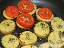 Картофельная запеканка  с помидорами "Серпантин": Помидоры помыть, нарезать кружочками, уложить поверх картофеля, чуть присолить.