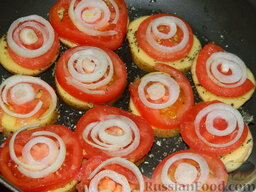 Картофельная запеканка  с помидорами "Серпантин": Лук очистить, нарезать кольцами, уложить на помидоры, создавая иллюзию серпантина. Чуть сбрызнуть маслом.