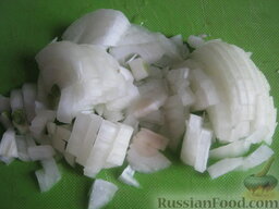Перловая каша с грибами в горшочке: Очистить и помыть лук репчатый. Нарезать кубиками.