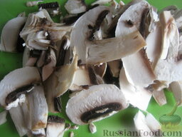 Перловая каша с грибами в горшочке: Помыть и нарезать шампиньоны.