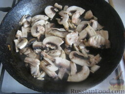 Перловая каша с грибами в горшочке: Разогреть сковороду, налить растительное масло. Обжарить на самом большом огне грибы, помешивая, 2-3 минуты.