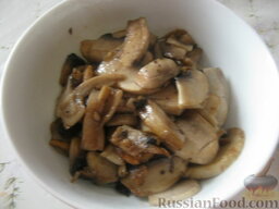Перловая каша с грибами в горшочке: Грибы выложить в другую посуду.