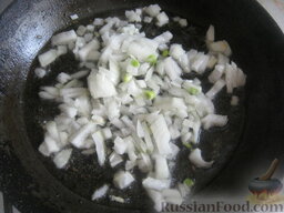 Перловая каша с грибами в горшочке: В растительное масло выложить лук. Обжарить помешивая, 1-2 минуты.