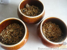 Перловая каша с грибами в горшочке: Вскипятить чайник. Выложить кашу в горшочки.