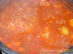 Томатный суп с рисом: Добавить в суп зажарку, посолить по вкусу. Варить томатный суп с рисом еще 5-7 минут.