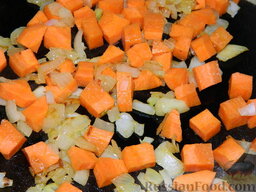 Томатный суп с рисом: Морковь очистить, нарезать кубиками, добавить к луку. Тушить вместе 3 минуты.