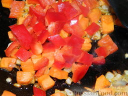 Томатный суп с рисом: Перец очистить от семян и плодоножки, нарезать кубиками, обжарить вместе с луком и морковью пару минут.