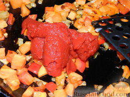 Томатный суп с рисом: Добавить томатную пасту.