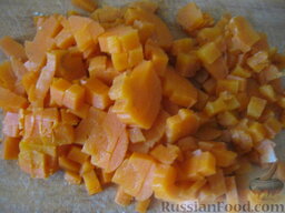 Салат "Таежный": Морковь нарезать кубиками.