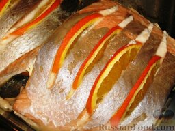 Апельсиновая семга: С горячей рыбы снять шкурку. Готовую рыбу переложить на блюдо и украсить по своему усмотрению. Сооружать букеты из овощей не надо – семга с апельсинами сама по себе выглядит очень привлекательно.