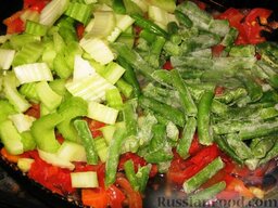 Свиные тефтели с овощным рагу: Добавить сельдерей и зеленую фасоль. Тушить на маленьком огне, помешивая, 10 минут.