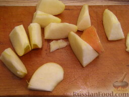 Фруктовый салат "Только для взрослых": Яблоко очищаем от семян, режем так же, как и грушу.