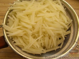 Салат "Картофель по-корейски": Затем пересыпать картофель в дуршлаг и опять промыть.