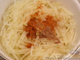Салат "Картофель по-корейски": Добавить красный и черный перец и мускатный орех. Перемешать и уложить горкой.