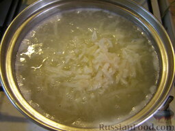 Хэшбраун - американские картофельные оладьи: Воду вскипятить. Опустить в кипящую воду натертый картофель, варить 4-5 минут (главное, чтобы  вода повторно закипела).