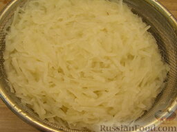 Хэшбраун - американские картофельные оладьи: Откинуть картофельную стружку на дуршлаг, чтобы стекла вода. Не промывать!