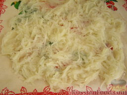 Хэшбраун - американские картофельные оладьи: Затем картофельную массу равномерно разложить на полотенце или марлю (на 10-15 минут).