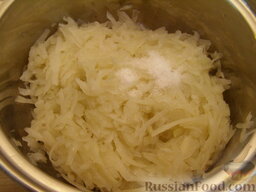 Хэшбраун - американские картофельные оладьи: Снова переложить картофель в миску, добавить соль, перемешать.
