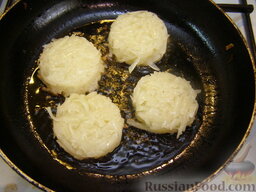 Хэшбраун - американские картофельные оладьи: На сковороде нагреть масло. Выложить картофельную массу, сформировать аккуратные пышные оладьи (высота 1 см). Я выкладывала  оладьи круглой формой - так аккуратнее.  Жарить хэшбраун на 