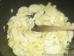 Луковый суп: Лук очищаем и режем полукольцами, достаточно тонко. Начинаем тушить около 10 мин.
