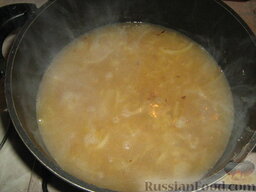 Луковый суп: В кастрюлю с луком вливаем процеженный бульон. Закрываем крышкой, варим луковый суп около 30 мин. под закрытой крышкой. Проверяем на соль.