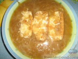 Луковый суп: Наливаем суп. Можно поперчить и добавить в луковый суп с сыром измельченную зелень. Приятного аппетита!