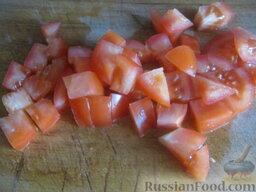 Паста постная с морепродуктами: Тем временем помидор помыть и нарезать кубиками.