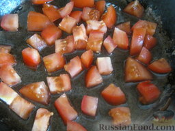 Паста постная с морепродуктами: Разогреть сковороду. Налить растительное масло. Выложить нарезанный помидор. Обжарить, помешивая, на среднем огне 2-3 минуты.